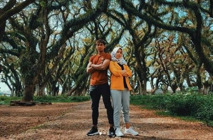 Pemain Arema FC, Hendro Siswanto dan sang istri. (Instagram/hendro12siswanto)