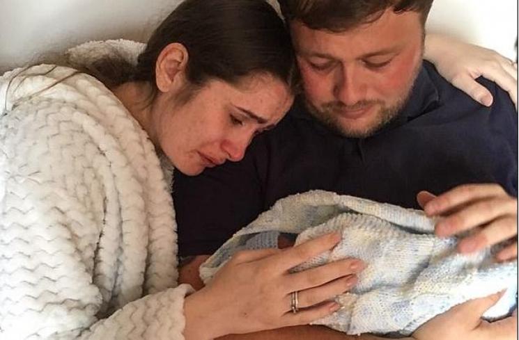 Bayi Kembar Meninggal Setelah Alami twin-to-twin transfusion syndrome. (dailymail)