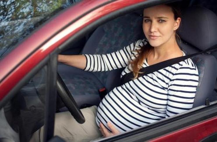 Ambil posisi senyaman mungkin saat menyetir. (babycentre.co.uk)