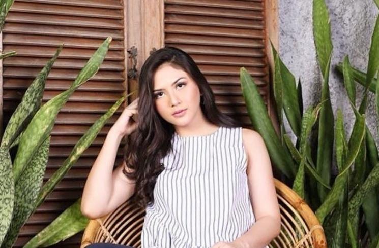 Jessica Mila idap skoliosis. (mata.mata.com)